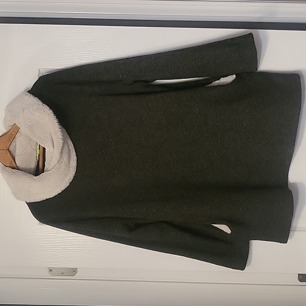 Trisha Tyler Top - super cozy & soft - gray & white w/pockets - EUC - J